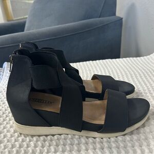 Seychelles Black Crisscross Open Toe Black Sandals. Size 7